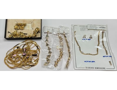COLLECTION OF FAUX GOLD JEWELLERY PIECES INCLUDING...