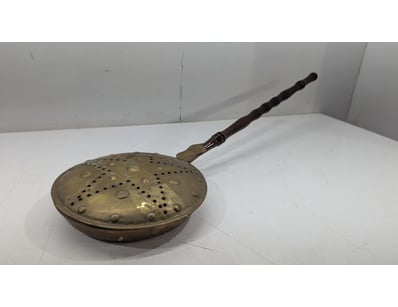 ANTIQUE BRASS BED WARMER WITH WOODEN HANDLE

Ite...