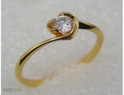 GOLD COLOUR RING SIZE 10        

Condition: Good ...