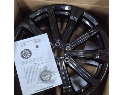 Mitsubishi Motors alloy wheel set, 20-inch diamete...