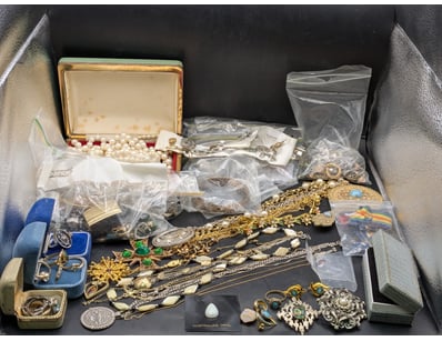 Jewellery, includes rings, necklaces, brooches and...