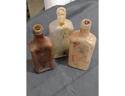 COLLECTION OF MEDICINAL GLASS BOTTLES AND VESSELS...