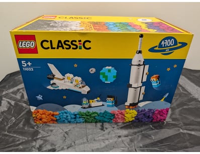 **UNRESERVED** LIFETIME COLLECTION OF LEGO PART... - Lot 332