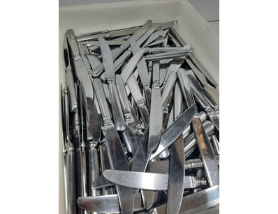 Knives, Silver metal finish.

Unknown quantity....