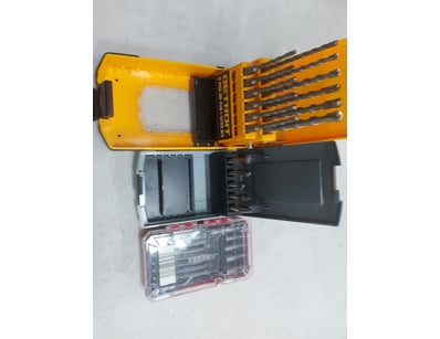Assorted Lot containing various sized drill bits
...