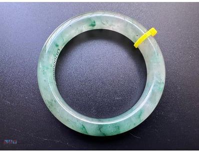 NATURAL  QUARTZITE JADE BANGLE 

Total Item Weight...