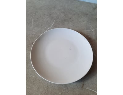 Plates, white finish, diameter 28cm.

SOLD AS LOT....
