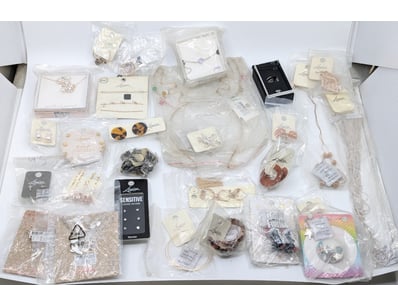 COLLECTION OF JEWELLERY PIECES INCLUDING EARRINGS,...