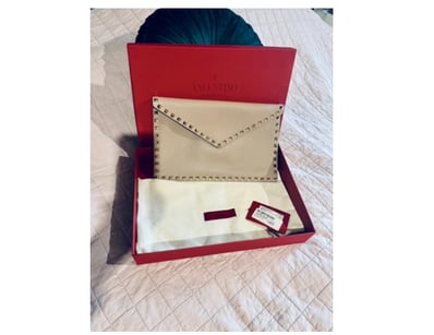 VALENTINO RRP $1,100
ROCK STUD ENVELOPE POUDRE. MO...
