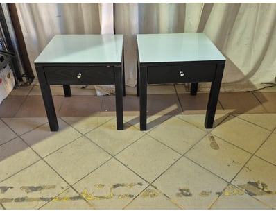 Pair of bedside tables, black finish.

Dimension...