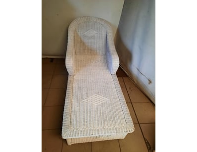 Rattan day bed, white finish.

Dimensions: 87cm (H...
