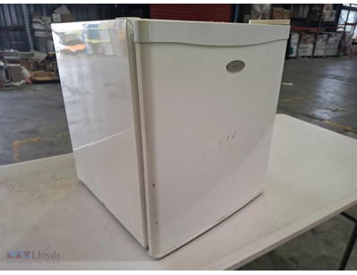 NEC 240V  39 Liter bar fridge in white, with small...