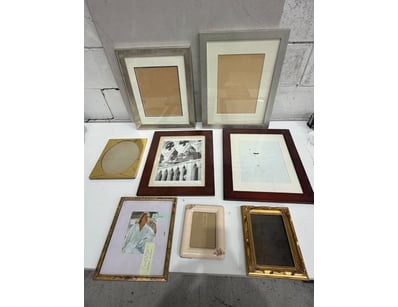 Comprehensive lot comprising assorted picture fram...