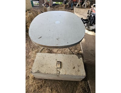 Table, white, and metal chest, tan

Sold as lot

O...