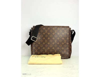 LOUIS VUITTON MEN’S MONOGRAM MESSENGER BAG

Materi...