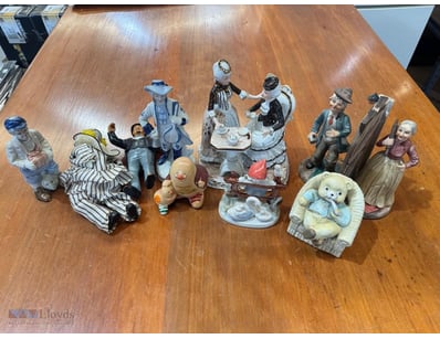 Collection of porcelain figurines

Sold as lot

