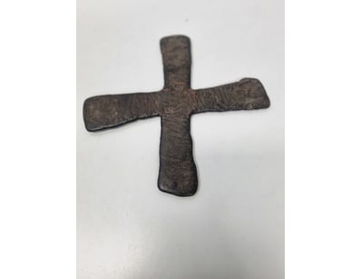 ANTIQUE CAST IRON CROSS PENDANT OR ORNAMENT

Ite...