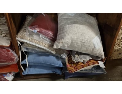 Lot comprising assorted decorative cushions  Colle...