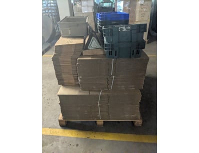 Bulk lot comprising large quantity of corrugated c...