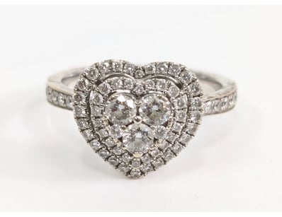 Exquisite 18K white gold heart-shaped engagement r...