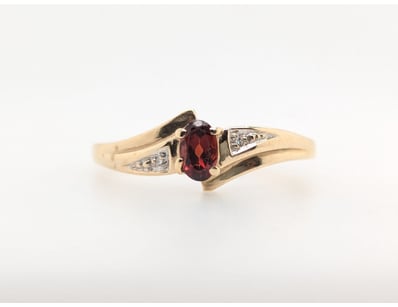 9CT YELLOW GOLD GARNET AND DIAMOND RING


58301...
