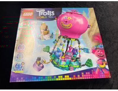 **UNRESERVED** LIFETIME COLLECTION OF LEGO PART... - Lot 654