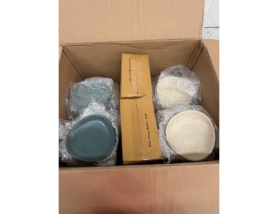 Assorted box of ceramics. The box contains approxi...