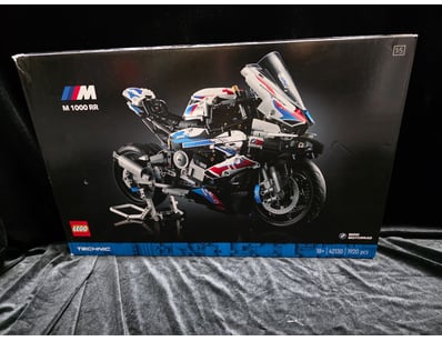 LEGO TECHNIC BMW M 1000 RR MOTORCYCLE MODEL SET 42...