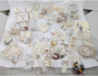 COLLECTION OF JEWELLERY PIECES INCLUDING BANGLE, E...