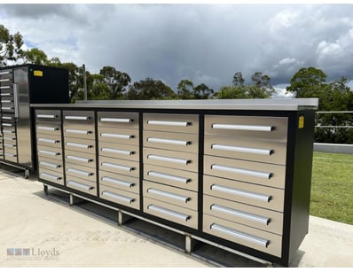 Unused 30 Drawer Stainless Steel Work Bench (Low T...