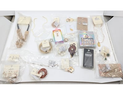 COLLECTION OF JEWELLERY PIECES INCLUDING RINGS, EA...