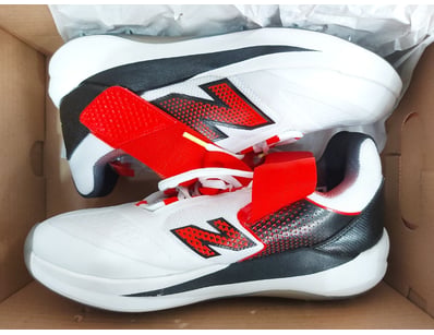 New Balance CK4040F7 Cricket shoes in men's size 9...