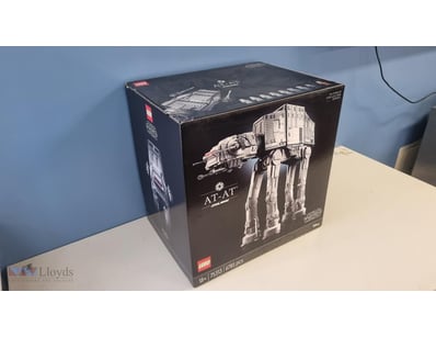 LEGO STAR WARS ULTIMATE COLLECTOR SERIES AT-AT WAL...