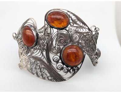SILVER AND AMBER BANGLE


583010+168


