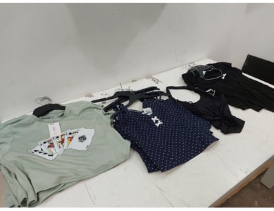 Assorted Womens Size M Clothing Lot, Includes Card...