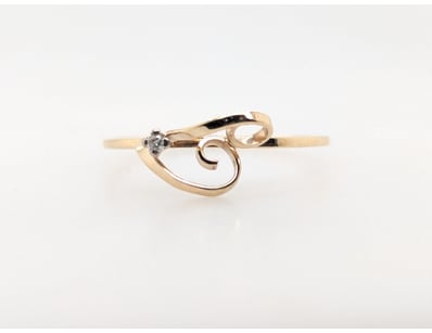 9CT YELLOW GOLD AND DIAMOND RING


583010+250
...