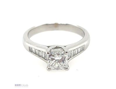 18CT WHITE GOLD (XRF TESTED) DIAMOND RING

Featuri...