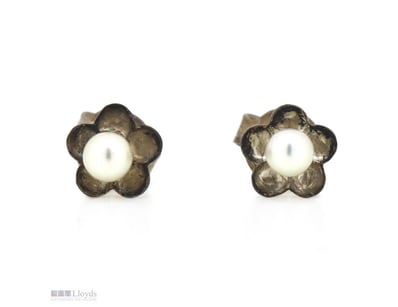 STERLING SILVER AND PEARL, STUD EARRINGS.      

C...