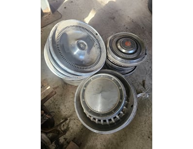 Assorted hub caps including Holden

Sold as lot

O...