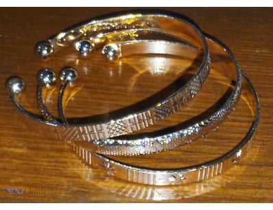 136 TCW TRIO OF BANGLES        

Condition: Good -...