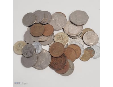 MIXED LOT OF BRITISH AND INTERNATIONAL COINS

1077...