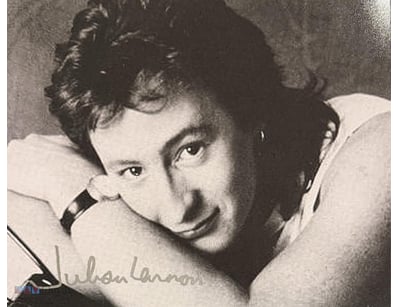 JULIAN LENNON SIGNED PHOTO 

Julian Lennon Persona...
