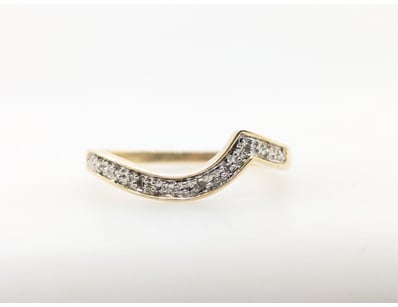 9CT YELLOW GOLD DIAMOND RING


583010+256


