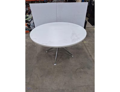 Round table, white

Dimensions: H: 75cm W: 120cm D...