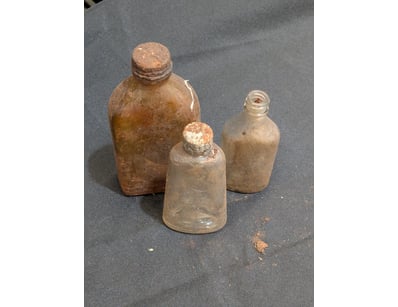 COLLECTION OF MEDICINAL GLASS BOTTLES AND VESSELS...