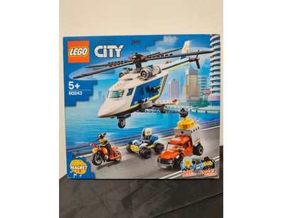 **UNRESERVED** LIFETIME COLLECTION OF LEGO PART... - Lot 859