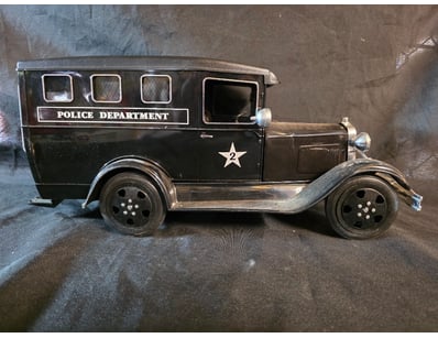 POLICE DEPARTMENT PATROL WAGON DECANTER

Item Size...