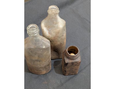 COLLECTION OF MEDICINAL GLASS BOTTLES AND VESSELS...