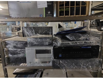 Lot comprising audio/visual equipment including a ...
