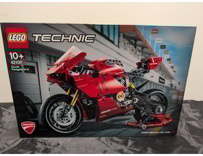 **UNRESERVED** LIFETIME COLLECTION OF LEGO PART... - Lot 347